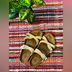 EUC Birkenstock 40 Reg in Sandcastle Nubuck (Soft footbed)